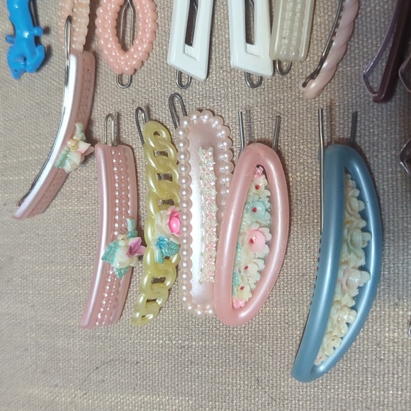 Lot of 20 Vintage Plastic Hair Barrettes Novelty Watch Hat Bows Bars Flowers - Picture 2 of 5